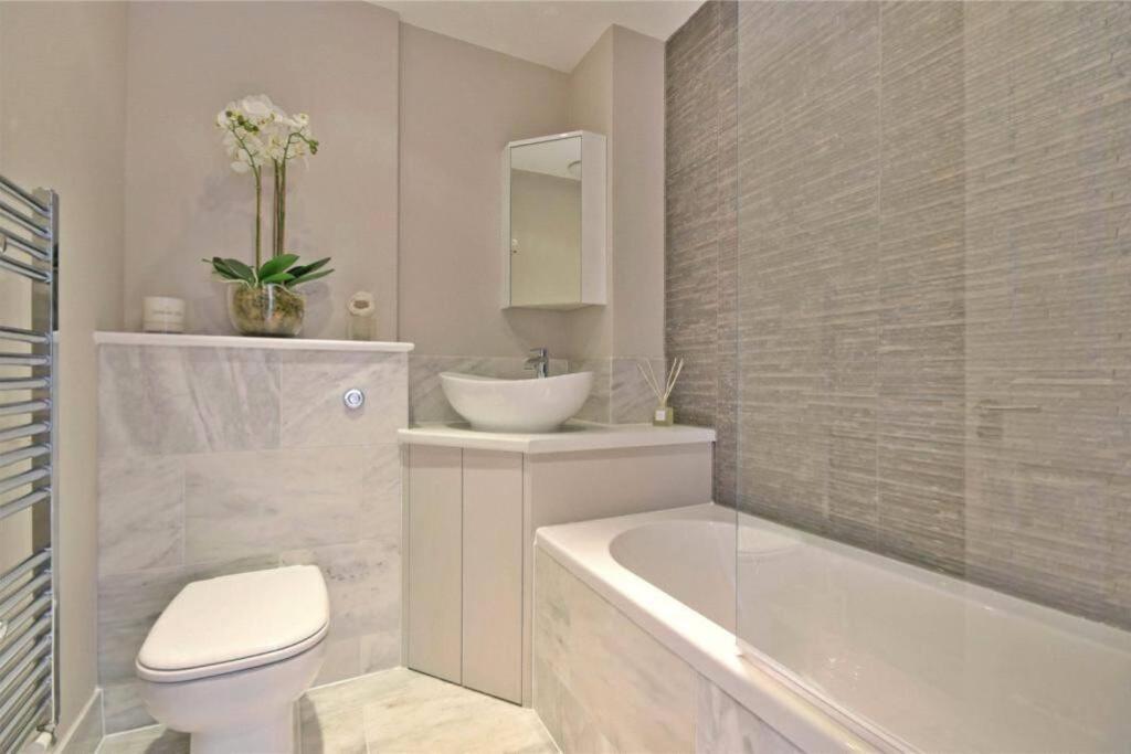 Luxury 3 Bed Apartment - Huge Outdoor Terrace & Amazing Transport Links ลอนดอน ภายนอก รูปภาพ